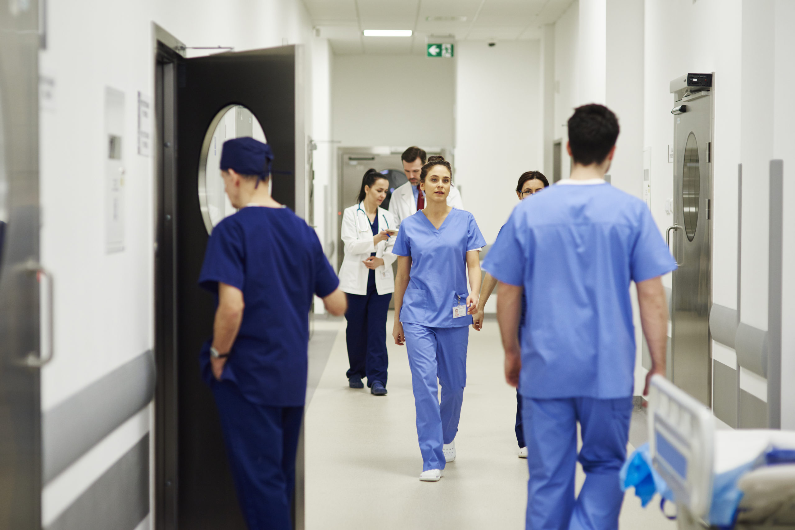 Médecins traversant un couloir dans un hôpital