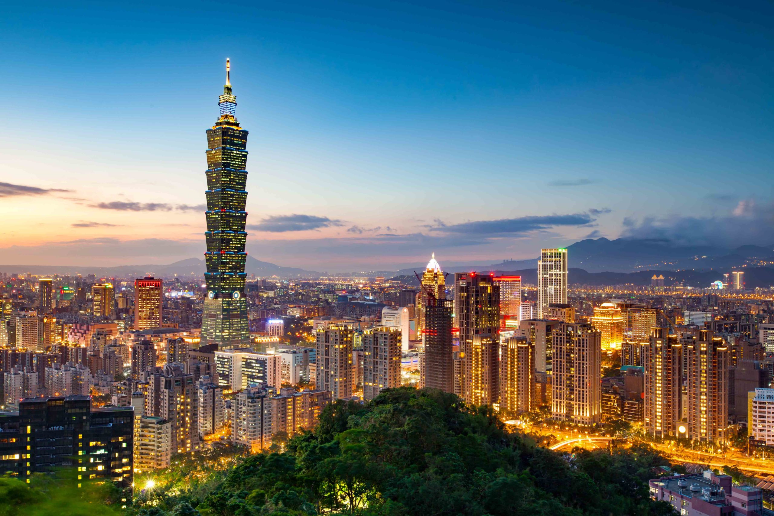 Photographie de la ligne d'horizon de Taipei de nui, avec Taipei 101