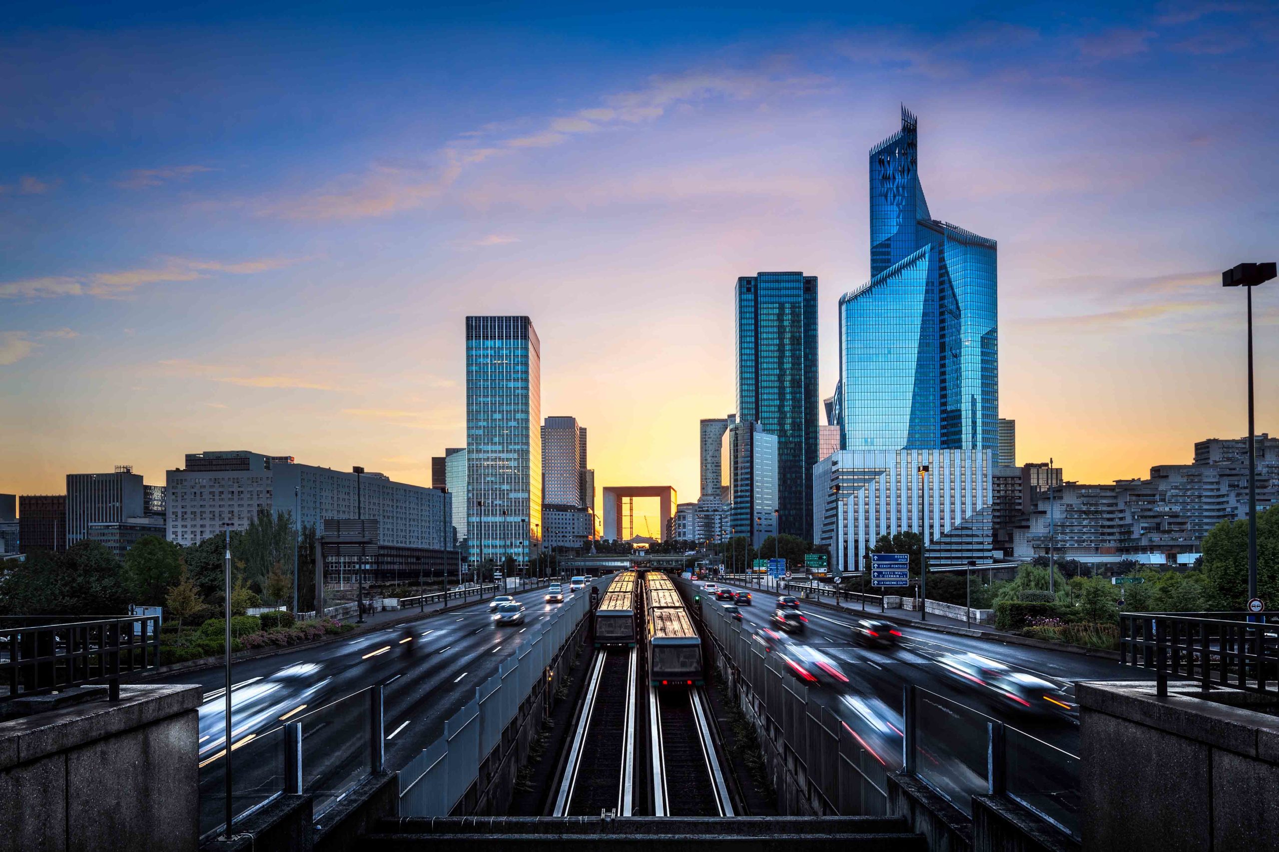 Paris, vue vers le quartier financier de La Défense au coucher du soleil. La Défense est un important quartier d'affaires situé juste à l'ouest des limites de la ville de Paris. Il fait partie de l'agglomération parisienne, dans la région Île-de-France.