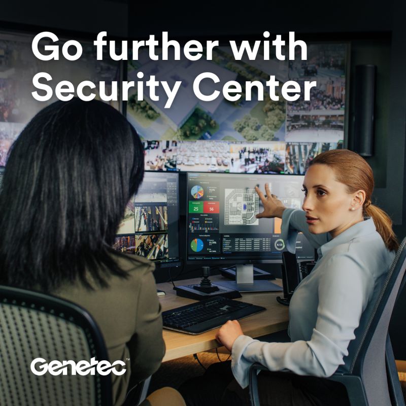 Deux femmes dans une salle de contrôle discutant devant des écrans affichant des données de vidéosurveillance et des cartes de sécurité. Le texte 'Go further with Security Center' et le logo Genetec sont visibles.