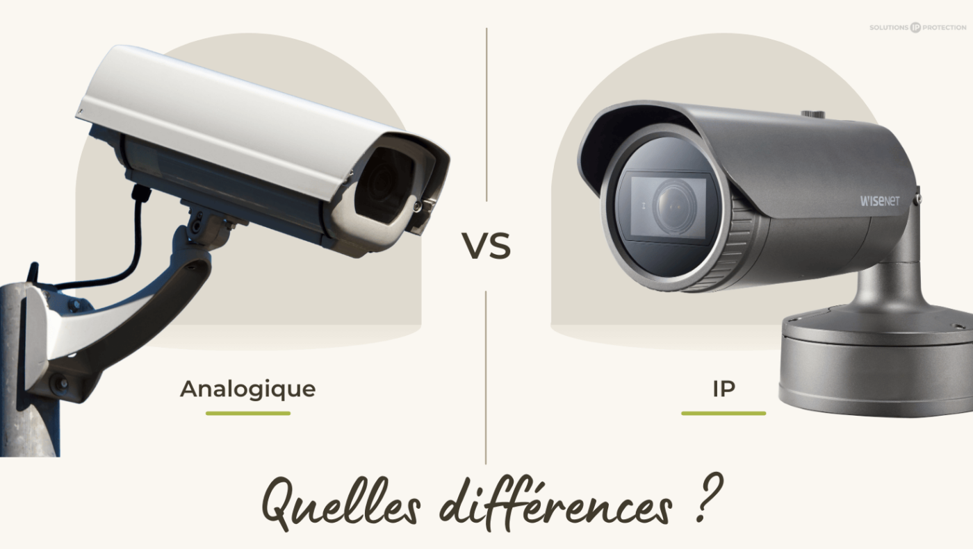 Comparaison entre une caméra de surveillance analogique et une caméra IP. La caméra analogique, située à gauche, a un design classique et un câble apparent, tandis que la caméra IP à droite est plus moderne et connectée en réseau.